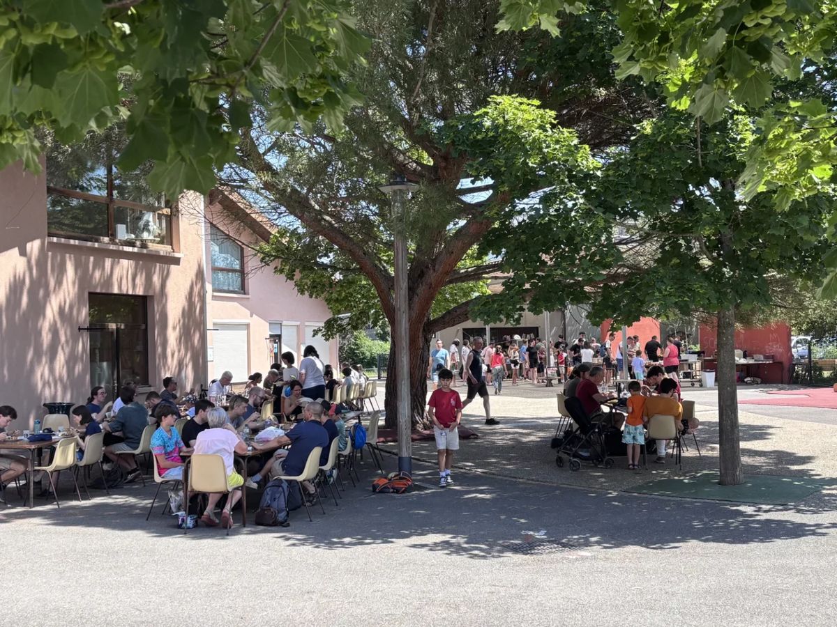 Joueurs et familles à la pause déjeuner, sous les arbres